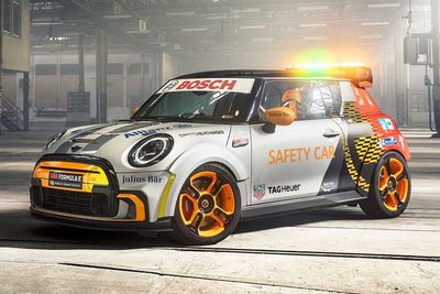 Melihat Tampilan Mobil MINI Electric Pacesetter yang Jadi Safety Car di Formula E