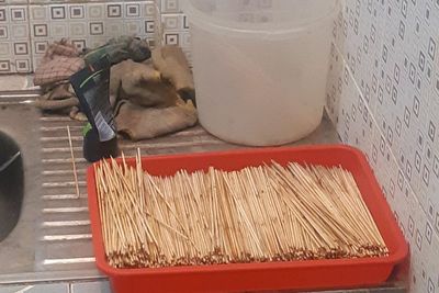 Pembeli Ini Kaget Lihat Tumpukan Tusuk Sate Bekas, Ternyata Mau Dipakai Lagi