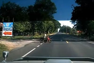 Nyeberang Tidak Lihat Kanan Kiri, Pengendara Sepeda Motor Ini Hampir Tertabrak Mobil