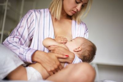Apa Benar Vaksinasi Covid-19 pada Ibu Menyusui Bisa Bahayakan Anak? Simak Faktanya