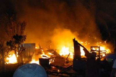 Tiga Rumah Papan di Jalan Masjid Azizi Tanjungpura di Belakang Pesantren Terbakar