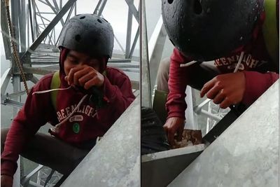 Viral Pria yang Santai Makan di Atas Sutet Saat Hujan, Netizen: Gak Takut Petir Bang?