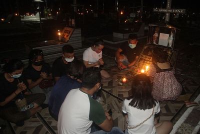 FOTO: Tradisi Ziarah Makam Peringati Malam Paskah