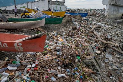 FOTO: Air Pasang Bawa Sampah Plastik di Palu