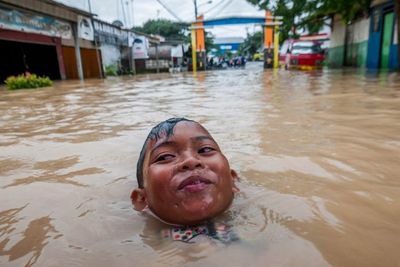 FOTO: Hujan Deras Sebabkan Banjir di Lebak