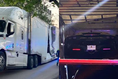 Truk Pengangkut Mobil Mewah Ini Ditabrak Kereta Api, Sempat Terseret Puluhan Meter!