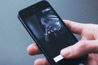 UBER akan Bayar Wanita Buta US$1,1 Juta Usai Ditelantarkan Pengemudi Hingga 14 Kali!