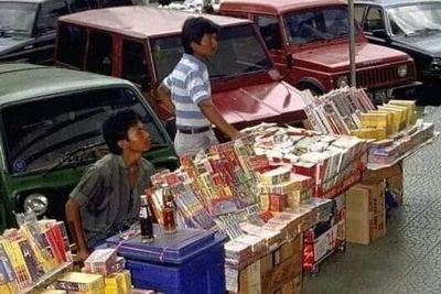 Potret Jadul Penjual Kembang Api Tahun 90-an di Blok M, Suasananya Bikin Nostalgia