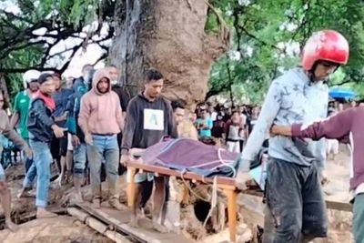 Warga Bangun Jembatan Darurat untuk Evakuasi Korban Banjir Flores Timur