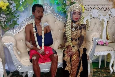 Viral Mempelai Pria Duduk di Pelaminan dengan Tubuh Penuh Perban, Netizen Ikut Sedih