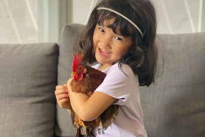 Momen Putri Atiqah Hasiholan Perlakukan Ayam Seperti Kucing, Dibawa ke Dalam Rumah