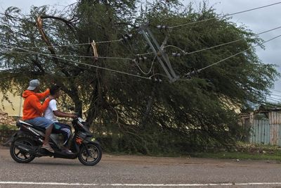 Tak Ada Listrik, Warga Kupang Kesulitan Menghubungi Keluarga