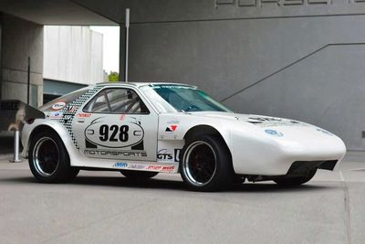 Mobil Porsche 928 dengan Tenaga 1.114 Horsepower Ini Sedang Dilelang!