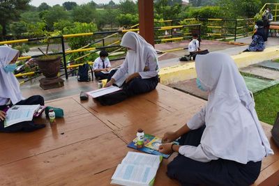 FOTO: Pembelajaran Luar Kelas Murid SMP di Madiun