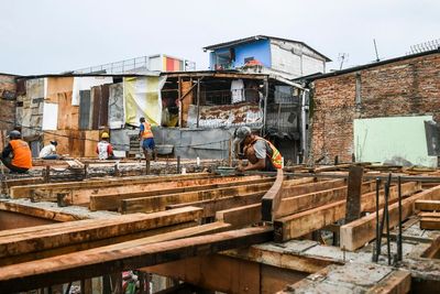 FOTO: Pembangunan Rumah Panggung Untuk Hadapi Banjir