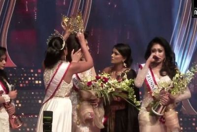 Kontes Kecantikan Berakhir Ricuh Setelah Mrs World Mengambil Paksa Mahkota Mrs Sri Lanka