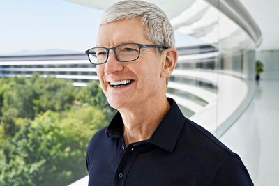 CEO Apple, Tim Cook Sebut Mobil Otonom Mirip Seperti Robot!