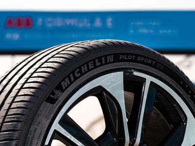 Michelin Luncurkan Ban Khusus Mobil Sport Listrik, Lalu Apa Bedanya?