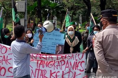 Massa Mengatasnamakan HMI MPO Berdemo, Desak KPK Selidiki dan Tangkap Anies Baswedan