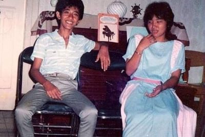 Viral Foto Jadul Pria Sedang Ngapelin Pacar, Netizen Salfok Sama Tatapan Ceweknya ke Anu
