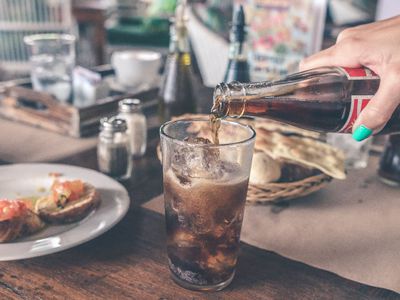 Pria Ini Hampir Saja Tewas Karena Makan Mi Instan Bareng Soda