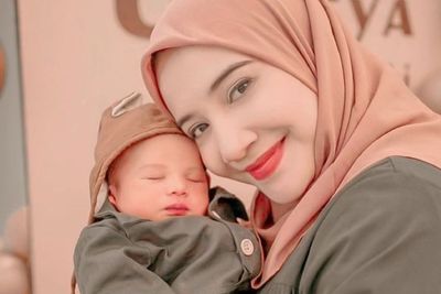 Heboh, Netizen Permasalahin Bayi Zaskia Sungkar yang Tengkurap! Disuruh Dokter!