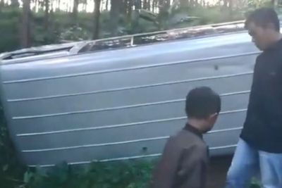 Nahas, Mobil Rombongan Pengantin Terguling di Tikungan Pengasinan Brebes, Nikahan Tertunda