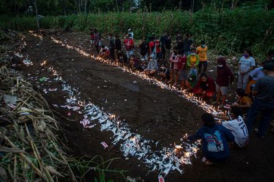 FOTO: Pemakaman Massal Korban Tanah Longsor Flores Timur