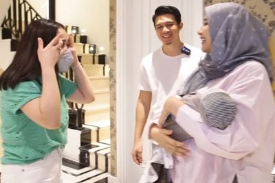 Nagita Slavina Sesenggukan Lihat Anak Zaskia Sungkar, Tak Berhenti Usap Air Mata