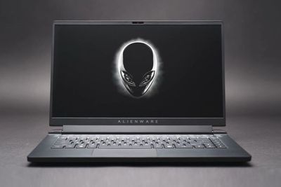 Laptop Gaming Alienware M15 Terbaru Hadir dengan Varian Prosesor AMD!