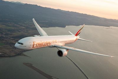 Mantap! Emirates Terbangkan 50 Juta Vaksin Corona & 100 Ton Jarum Suntik ke Seluruh Dunia