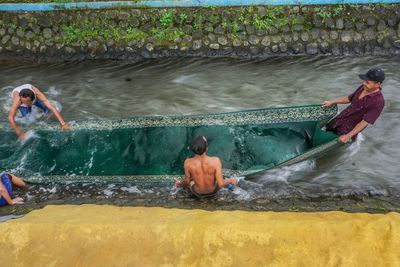 FOTO: Tradisi Mencuci Karpet Masjid