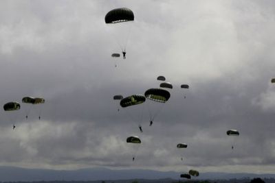 Peristiwa 9 April: Gus Dur Tetapkan Imlek sebagai Hari Libur Fakultatif hingga HUT TNI AU