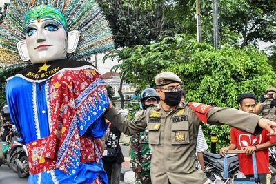 Satpol PP DKI Amankan 900 Gelandangan, Manusia Silver hingga Ondel-Ondel