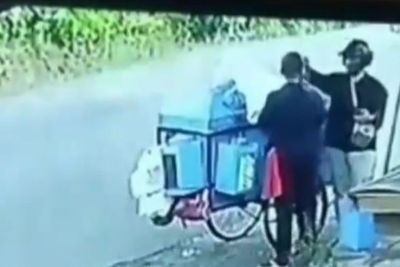 Jahat! Pria Ini Hipnotis Bapak Penjual Kerupuk, Diambil Semua Barang Berharganya