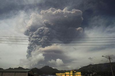 Lama Tak Aktif, Gunung Berapi di Karibia Meletus pada Hari Jum at, Ribuan Warga Dievakuasi