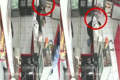 Parah, Wanita Terekam Kamera Pengawas Curi Dompet Pegawai Toko, Modus Beli Makanan Beku