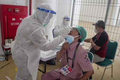 Apakah Tes Swab COVID-19 Saat Bulan Puasa Bikin Batal?