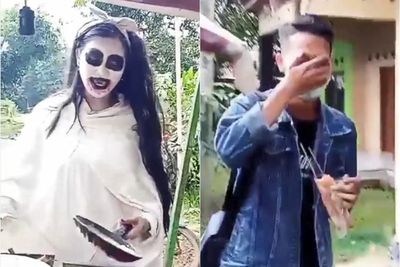 Seram, Wanita Ini Berjualan Keliling Kampung Pakai Kostum Kuntilanak, Pembeli Merinding