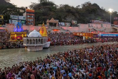 Ritual Mandi di Sungai Gangga India Dikhawatirkan Memicu Infeksi Virus Corona