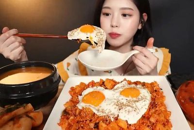 China Protes Video Mukbang ala Korea Selatan, Dituding Hanya Buang Makanan
