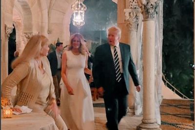 Lama Tak Terlihat, Melania Trump Tampil Memukau Pakai Gaun Rp 27 Juta Akhir Pekan Ini