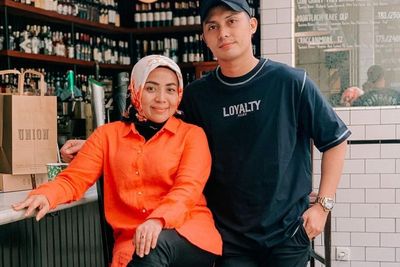 Gegara Foto Bersejarah Ini, Muzdalifah dan Suami Disebut Mirip hingga Didoakan Langgeng