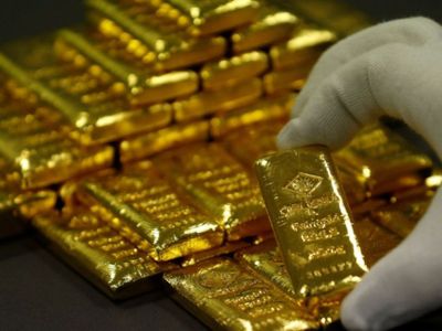 Harga Emas Cetak Rekor: Tembus Rp2 Juta per Gram, Antrean Beli Mengular