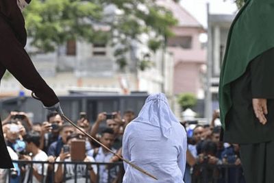 Langgar Syariat Islam, Hukuman Cambuk Berlangsung di Belakang Islamic Centre Aceh Tamiang