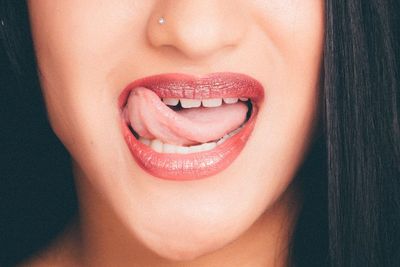 Benarkah Bibir Bisa Semakin Tebal Akibat Ciuman Setiap Hari?