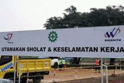 Kritik Slogan Waskita Utamakan Salat & Keselamatan Kerja , Ade Armando Bikin Publik Heran