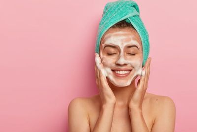 Bangun Tidur Langsung Cuci Muka dengan Sabun, Perlukah?