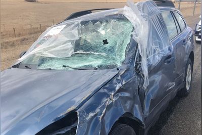 Meski dalam Kondisi Hancur, Pemilik Mobil Subaru Ini Tetap Kendarai Mobilnya!