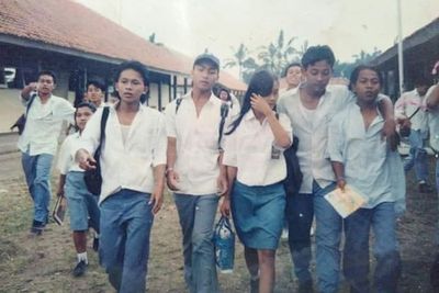 Foto Lawas Siswi SMA Tahun 1994 yang Dikawal Banyak Cowok, Netizen: Cantiknya Natural Sih!